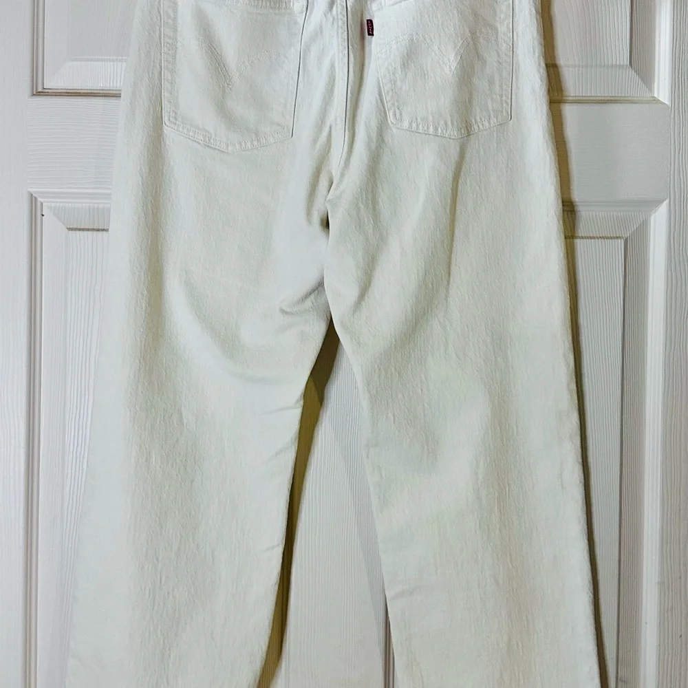 EUC Levi's Men's Classic White Jeans Size 32‎